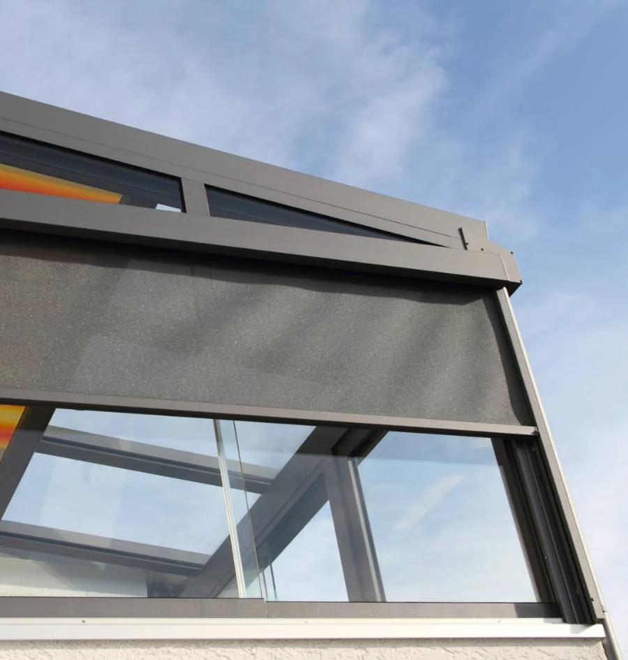 Toldo vertical sob medida para sol lateral e privacidade, atendimento Arte da Casa em Contagem, Vespasiano e Pedro Leopoldo.